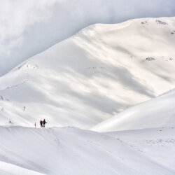 Sciare sulle nevi dei monti Alborz
